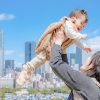 赤ちゃんと外出する母親